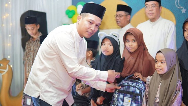PLN UPP Sulawesi Tengah yakni membagikan 29 paket peralatan sekolah dan santunan kepada anak-anak Panti Asuhan Al Mursalaat, Kota Palu. (Dok. Humas PLN UIP Sulawesi)