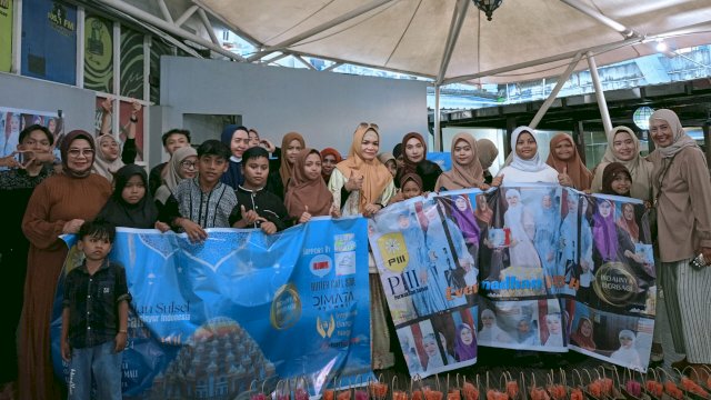 Ketua PIII Perwakilan Sulsel Liestiaty Fachrudin Nurdin (tengah) bersama pengurus lainnya saat berfoto bersama anak-anak Panti Asuhan Al-Hikmah Makassar di sela-sela melaksanakan buka puasa bersama, di Sao Eating MaRI Makassar, Jumat, (05/04/2024). (Dok. Chaerani/Republiknews.co.id)