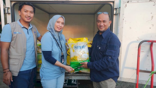Kegiatan pasar murah yang digelar IKA SMANSA Kota Makassar di halaman depan SMA Negeri 1 Makassar, Jalan Gunung Bawakaraeng, Makassar, Jumat (5/4/2024). (Foto: Istimewa)