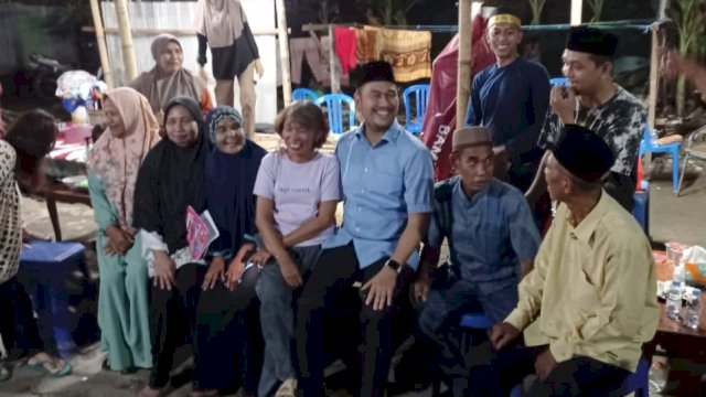 Ketua PD Tidar Sulawesi Selatan, Andi Seto Gadhista Asapa berbuka puasa bersama masyarakat di Jalan Dg Ngadde III, Kelurahan Parang Tambung, Kecamatan Tamalate, Kota Makassar, Sabtu (06/04/2024). (Istimewa)