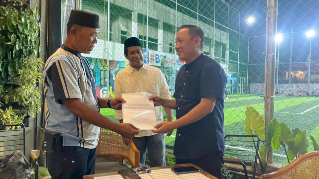 Ketua Tim Pemenangan Syahrul Juaksha Subuki, Andi Ashadi (kanan) saat diberikan SK sebagai tim pemenangan. (Dok. Istimewa)