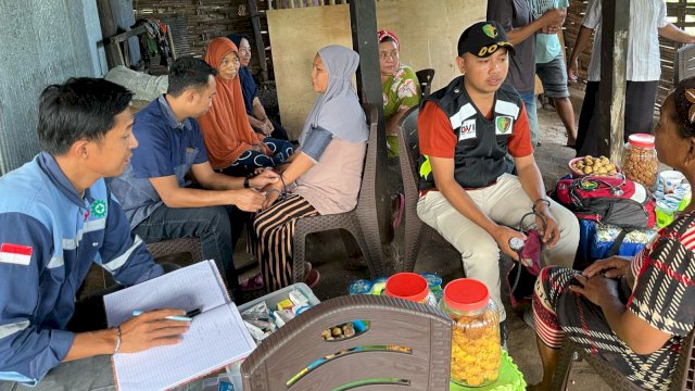 Pemeriksaan kesehatan gratis yang digelar Polres Bantaeng dan Huadi Group dalam program Assiama Presisi di Kecamatan Bissappu, Kabupaten Bantaeng, Jumat (19/4/2024). (Foto: Istimewa)