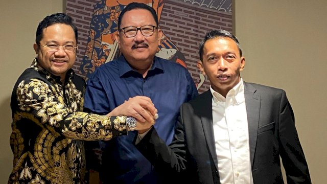 Sekretaris DPW NasDem Sulsel Syaharuddin Alrif, Sekretaris Gerindra Sulsel Darmawangsyah Muin dan Ketua Demokrat Sulsel, Ni'matullah bertemu guna membahas Pilkada serentak 2024, Jumat (19/4/2024). (Foto: Istimewa)
