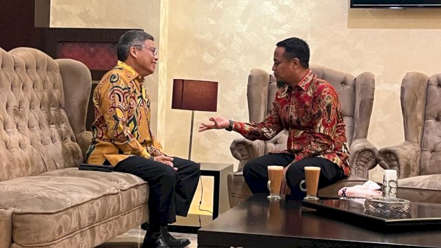Bakal Calon Gubernur Sulsel, Andi Sudirman Sulaiman menggelar pertemuan tertutup dengan Taufan Pawe di Hotel Claro, Jalan Andi Djemma, Makassar, Jumat (19/4/2024) malam. (Foto: Istimewa)
