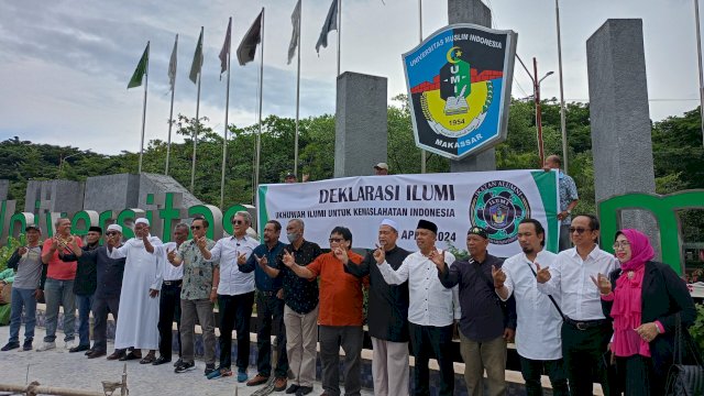 Perwakilan 13 fakultas lingkup UMI saat melakukan deklarasi pembentukan Ikatan Alumni UMI (ILUMI) di Taman Firdaus Kampus UMI, Jalan Urip Sumoharjo, Rabu, (24/04/2024). (Dok. Chaerani/Republiknews.co.id)