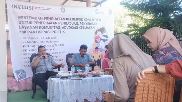 Ket : Lurah Lumpue, Nur Akbar bersama Koordinator Program INKLUSI Parepare, Abd. Samad pada kegiatan Penguatan Kelompok Konstituen Masagenae (Foto : Mulyadi Ma'ruf / Republiknews.co.id)