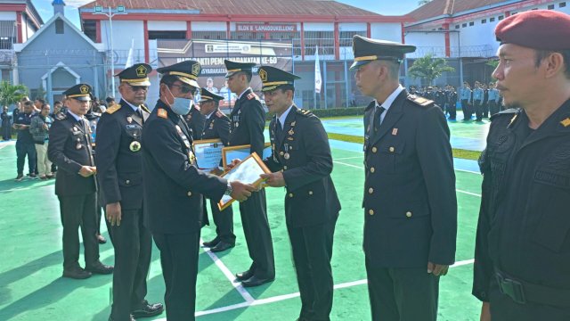 Kakanwil Kemenkumham Sulsel Liberti Sitinjak saat memberikan penghargaan kepada jajaran lapas dan pengawai berprestasi di sela-sela pelaksanaan Upacara Hari Bakti Pemasyarakatan Ke-60, di Lapangan Upacara, Kantor Lapas Kelas I Makassar, Sabtu, (27/04/2024). (Dok. Chaerani/Republiknews.co.id)