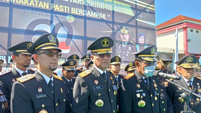 Kakanwil Kemenkumham Sulsel Liberti Sitinjak (tengah) didampingi para pimpinan tinggi pratama saat memberikan pernyataan usai menghadiri Upacara Peringatan HBP Ke-60 Tingkat Kanwil Kemenkumham Sulsel, di Lapangan Upacara Lapas Rutan Kelas I Makassar, Sabtu, (27/04/2024). (Dok. Chaerani/Republiknews.co.id)