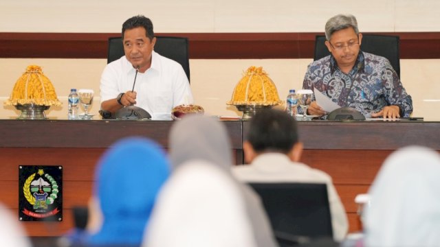 Pj Gubernur Sulsel Bahtiar Baharuddin, saat memimpin Rapat bersama seluruh Kepala OPD, Jumat (23/02/2024). (Istimewa)