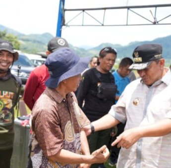 Usai Tanam Sukun, Pj Gubernur Sulsel Serahkan Bantuan Darurat dan Logistik Longsor di Luwu