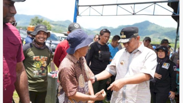 Pj Gubernur Sulsel Bahtiar Baharuddin, saat menyerahkan bantuan Darurat untuk korban Longsor di Kecamatan Bua, Kabupaten Luwu, Kamis (29/02/2024). (Istimewa)