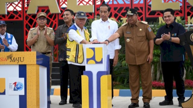 Pj Gubernur Sulsel Bahtiar Baharuddin, mendampingi Presiden Jokowi meresmikan Instalasi Pengelolaan Air Limbah Losari, Kamis (22/02/2024). (Istimewa)