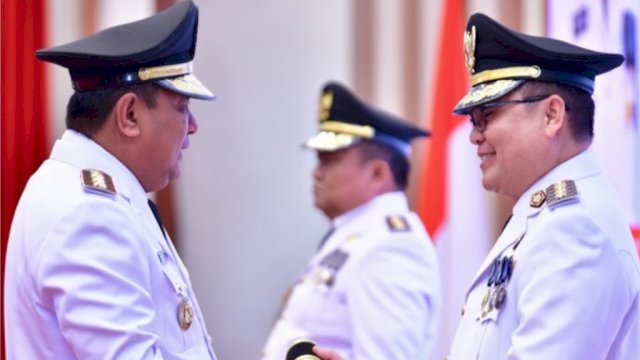 Pj Gubernur Sulsel Bahtiar Baharuddin, mengambil sumpah jabatan Pj Bupati Luwu Muhammad Saleh dan Pj Bupati Wajo Andi Batara Lipu di Baruga Tudang Sipulung, Rabu (21/02/2024). (Istimewa)