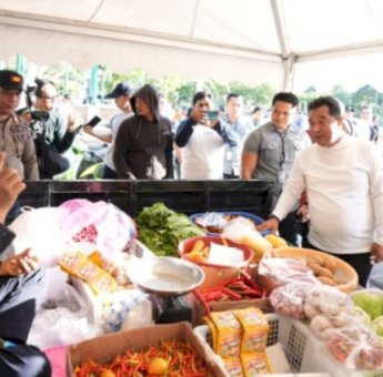 Didampingi Pj Wali Kota, Pj Gubernur Sulsel Jalan Santai Sekaligus Tinjau Pasar di Parepare