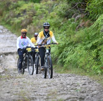Bersama Ratusan Peserta, Indah Putri Indriani Jajal Jalur Montain Bike Rongkong