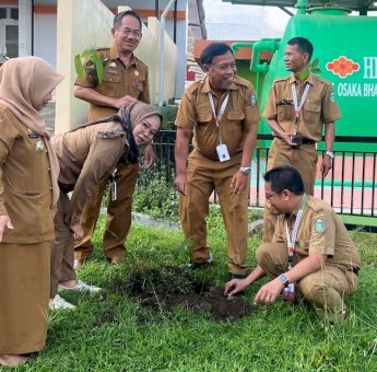 RS Andi Makkasau Tanam Pohon Peringati Hari Bumi