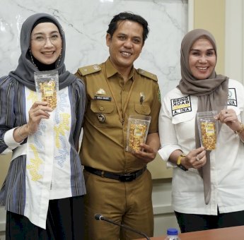 Ketua DPRD Sulsel dan Desy Ratnasari Promosikan Hasil Produk UMKM Barru