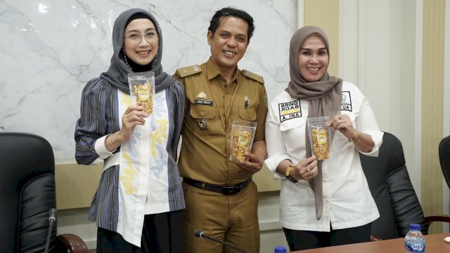 Ketua DPRD Sulsel, Andi Ina Kartika Sari menyuguhkan keripik singkong hasil industri rumahan dari Kabupaten Barru kepada Anggota DPR RI Desy Ratnasari saat berkunjung ke DPRD Sulsel, Selasa (23/4/2024). (Foto: Istimewa)