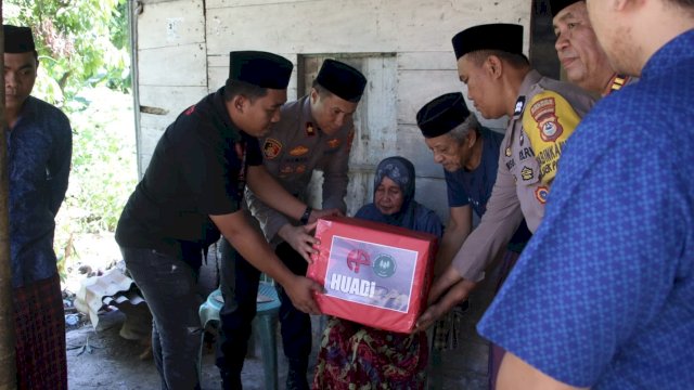 Huadi Group dan Polres Bantaeng kompak menggelar bakti sosial di sejumlah titik di Kabupaten Bantaeng dalam rangka program Assiama Presisi. (Foto: Istimewa)