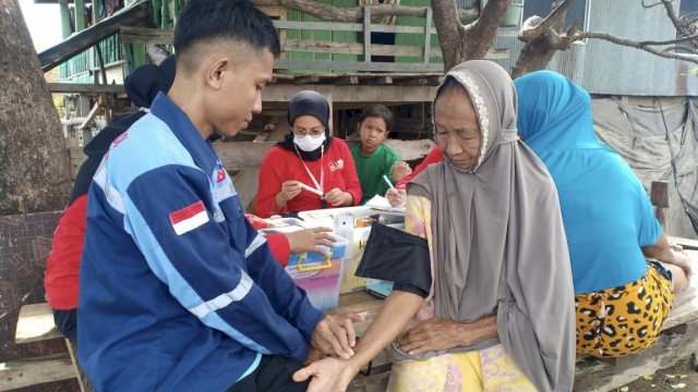 Klinik Huadi Group melaksanakan pemeriksaan kesehatan gratis di Dusun Lembang Loe, Desa Borongloe, Kecamatan Pajukukang, Bantaeng, Senin (6/5/2024). (Foto: Istimewa)
