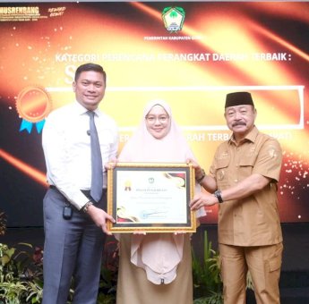 Disparbud Gowa Terima Penghargaan Perencanaan Perangkat Daerah Terbaik