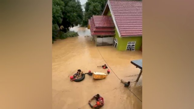 Proses evakuasi warga saat banjir bandang yang terjadi di Belopa Kabupaten Luwu, Jumat (03/05/2024). (Istimewa)