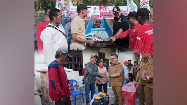 Bupati Kutai Kartanegara Edi Damansyah (atas) dan Wakil Bupati Rendi Solihin (bawah), saat menyalurkan bantuan perahu dan mesin alat tangkap perimanan beberapa waktu lalu. (Istimewa)