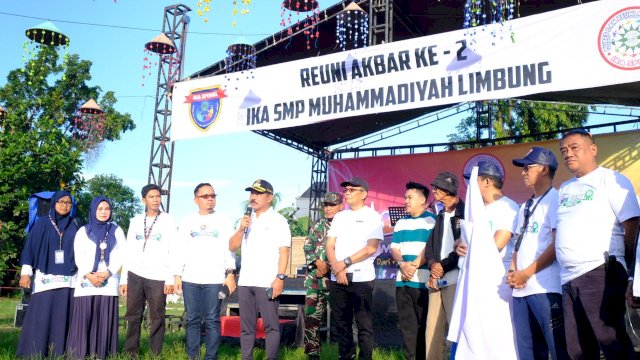Wakil Bupati Gowa, Abdul Rauf Malaganni saat melepas ratusan peserta Jalan Santai Ikatan Alumni SMP Muhammadiyah Limbung, di Lapangan Sepak Bola Limbung, kemarin. (Dok. Humas Gowa)