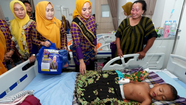 Bunda PAUD Sulsel Sofha Marwah Bahtiar, saat meninjau anak yang menjalani operasi celah bibir dan lelangit, Selasa (30/04/2024). (Istimewa)