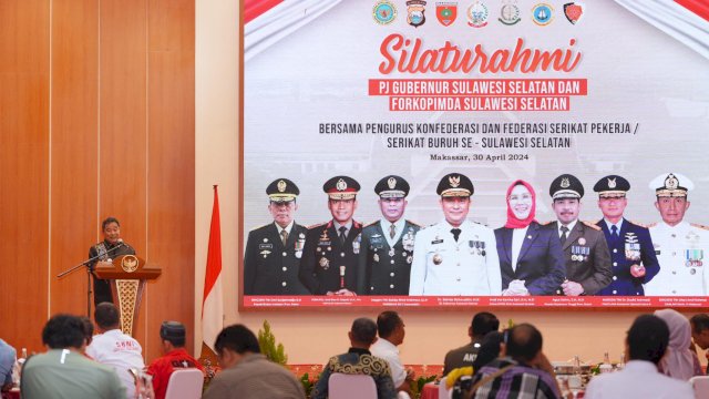 Pj Gubernur Sulsel Bahtiar Baharuddin, memberikan sambutan saat mengadakan pertemuan dengan Pengurus Konfederasi dan Federasi Serikat Pekerja/Serikat Buruh se-Sulsel, Senin (30/04/2024). (Istimewa)