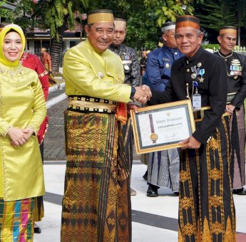 Peringatan Hardiknas Tingkat Provinsi Sulsel Bertabur Penghargaan