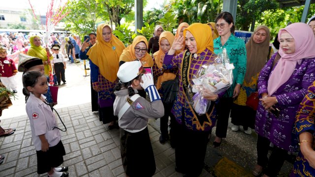 Pj Ketua TP PKK Sulsel Sofha Marwah Bahtiar, memberi hormat kepada murid PAUD peserta Gebyar PAUD 2024, Kamis (02/05/2024). (Istimewa)