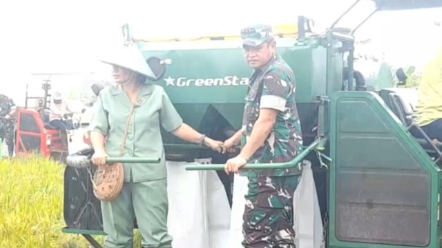 Kasad Jendral TNI Maruli Simanjutak saat menghadiri panen raya padi di Kampung Ivimahad, Kabupaten Merauke, Papua Selatan. (Foto: Hendrik Resi / Republiknews.co.id)