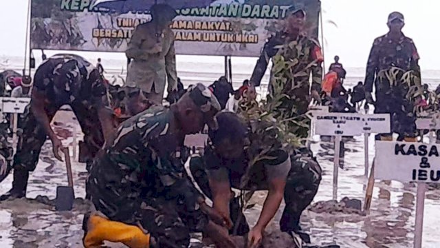 Ditengah Hujan Deras, Kasad Jenderal TNI Maruli Simanjuntak melakukan penanaman mangrove di Pantai Payum, Kabupaten Merauke, Papua Selatan. (Foto: Hendrik Resi / Republiknews.co.id)