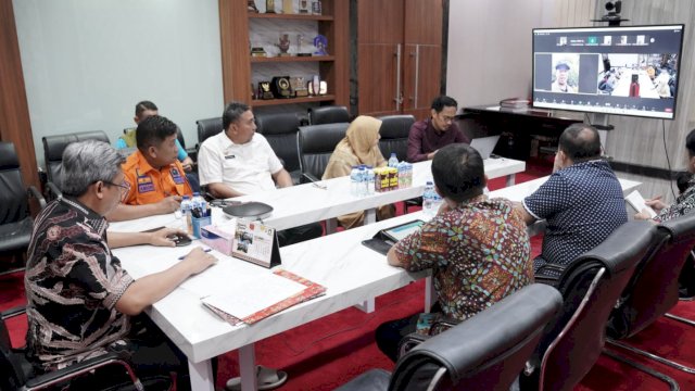 Pj Sekda Sulsel Andi Muhammad Arsjad, memimpin Rapat Koordinasi bersama 6 Kabupaten dan Kota yang terdampak bencana secara virtual, Jum’at (03/05/2024). (Istimewa)