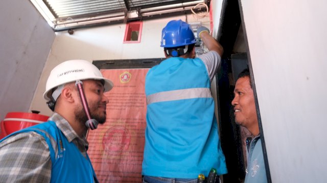 Petugas PLN tengah melakukan pengecekan kWh Meter salah satu pelanggan di Kota Makasaar. (Istimewa)
