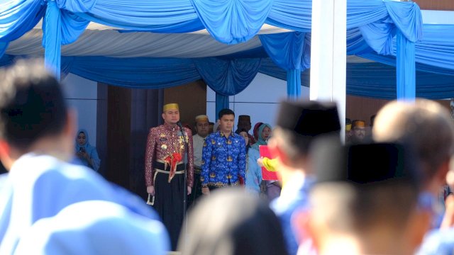 Bupati Gowa Adnan Purichta Ichsan di sela-sela Peringatan Hari Pendidikan Nasional (Hardiknas) Tingkat Kabupaten Gowa Tahun 2024, di Lapangan Upacara Kantor Bupati Gowa. (Dok. Humas Gowa)