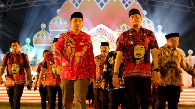 Bupati Gowa Adnan Purichta Ichsan bersama Wakilnya Abd Rauf Malaganni saat menghadiri Pembukaan MTQ Tingkat Provinsi Sulawesi Selatan, di Kabupaten Takalar, kemarin. (Dok. Humas Gowa)