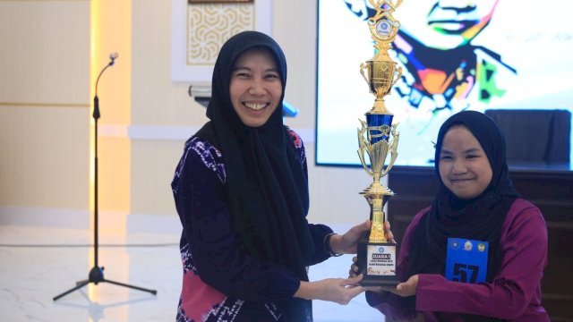 Nurfakhirah Sumar, siswi SMAN 5 Gowa menjadi Juara I Lomba Baca Surat Kartini Tahun 2024 yang diselenggarakan oleh TP PKK Kabupaten Gowa bersama Dinas Pendidikan Kabupaten Gowa. (Dok. Humas Gowa)