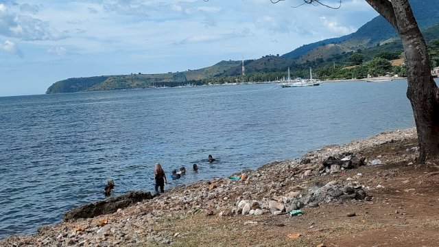 Warga yang membersih sampah di Objek Wisata Pantai Kolo, Kabupaten Bima. (Foto: M. Dahlan Abubakar / Republiknews.co.id)