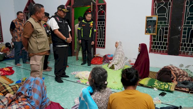 Pj Gubernur Sulsel Bahtiar Baharuddin, saat mengunjungi langsung korban banjir bandang di Kecamatan Suli Kabupaten Luwu, Sabtu Dini Hari (04/05/2024). (Istimewa)