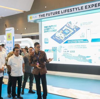 Dikunjungi Presiden Jokowi, Dirut PLN Paparkan Kesiapan Ekosistem Kendaraan Listrik di Booth PLN di PEVS 2024