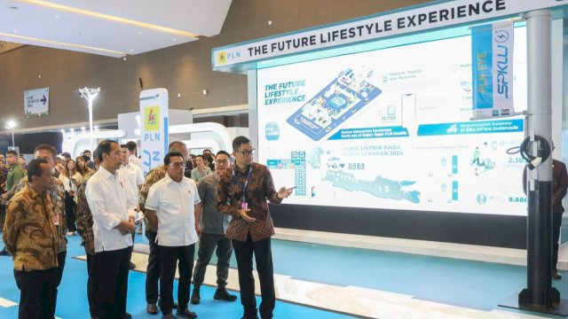Direktur Utama PLN, Darmawan Prasodjo (kanan) memaparkan kesiapan infrastruktur pendukung ekosistem kendaraan listrik kepada Presiden Republik Indonesia, Joko Widodo (kedua dari kiri), Kepala Staf Kepresidenan RI sekaligus Ketua Umum Periklindo, Moeldoko (kedua dari kanan), dan Menteri Investasi/Kepala BKPM, Bahlil Lahadalia (kiri).