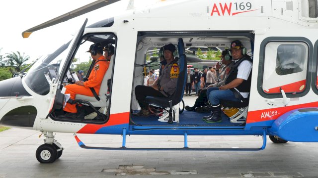 Pj Gubernur Sulsel Bahtiar Baharuddin bersama Kapolda Sulsel Irjen Pol Andi Rian R Djajadi, saat akan mengirimkan bantuan ke Kecamatan Latimojong, daerah yang terisolir akibat banjir dan tanah longsor di Kabupaten Luwu, Sabtu (04/05/2024). (Istimewa)
