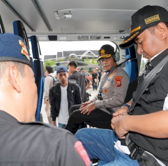Pj Gubernur dan Kapolda Sulsel Pantau Wilayah Terdampak Banjir dan Longsor dari Udara