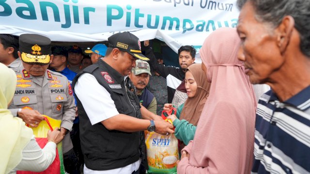 Pj Gubernur Sulsel Bahtiar Baharuddin dan Kapolda Sulsel Irjen Pol Andi Rian, saat mengunjungi wilayah terdampak banjir di Kabupaten Wajo, Sabtu (04/05/2024). (Istimewa)