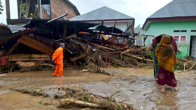 Kondisi rumah warga di Kecamatan Lantimojong Kabupaten Luwu usai diterjang banjir bandang. (Istimewa)
