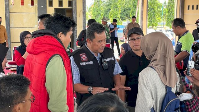 Pj Gubernur Sulsel Bahtiar Baharudin, terlibat langsung mengevakuasi warga terdampak banjir bandang di Kecamatan Lantimojong, Kabupate Luwu, Minggu (05/05/2024). (Istimewa)