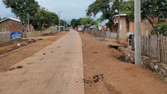 Jalan Beton Desa Wadukota, Kabupaten Bima. (Foto: M. Dahlan Abubakar / Republiknews.co.id)