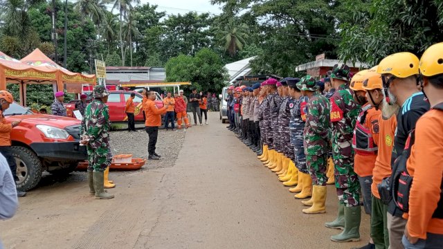 Petugas pencari dan penyelamatan korban saat menggelar upacara bersama. (Istimewa)